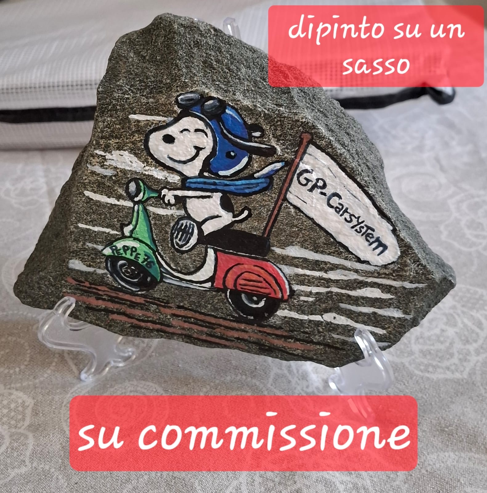 Sasso dipinto a mano con Snoopy su uno scooter